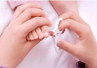 給寶寶剪指甲的正確方法是什么 給寶寶剪指甲注意事項有哪些