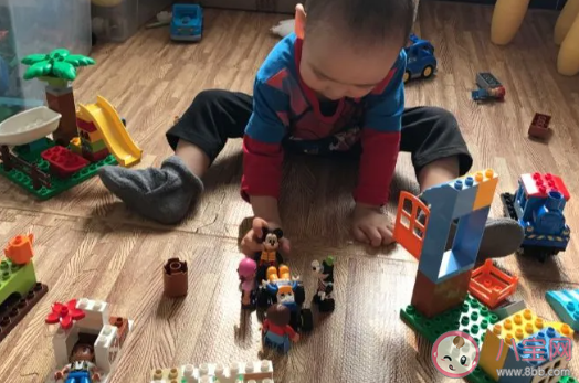 寶寶睡醒了一個人玩需要打斷嗎 家長需要做什么