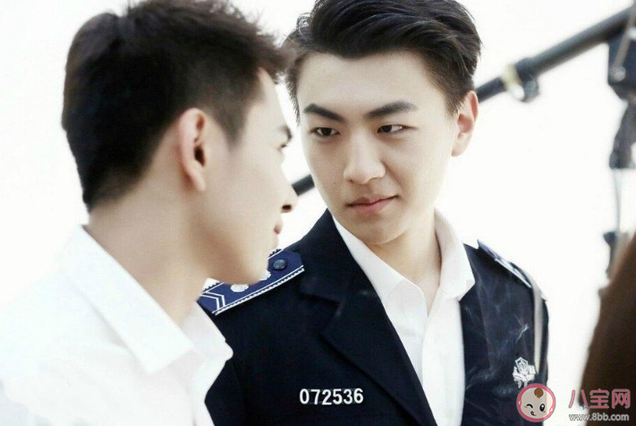 男生追喜歡的人時(shí)出現(xiàn)情敵了怎么對付 男生追人過程中怎樣戰(zhàn)勝情敵