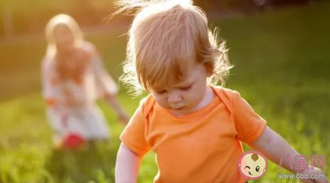 九個月小孩扶著東西站起來有影響嗎 小孩扶著東西站起來要注意什么