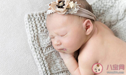 小孩裸睡好還是穿衣服睡好 小孩幾歲適合裸睡 小孩裸睡好還是穿衣服睡好 小孩幾歲適合裸睡