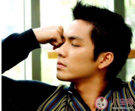 悶騷男對喜歡的人是什么態度 悶騷男喜歡一個人是什么樣的表現