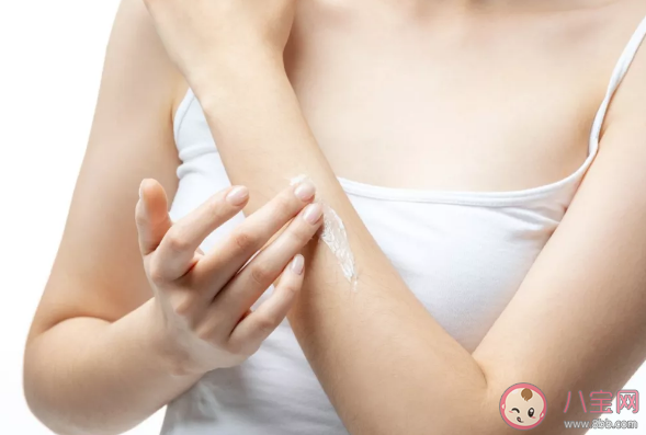 夏天手上愛長水泡是怎么回事 夏天手上長的小水泡是什么 夏天手上愛長水泡是怎么回事 夏天手上長的小水泡是什么