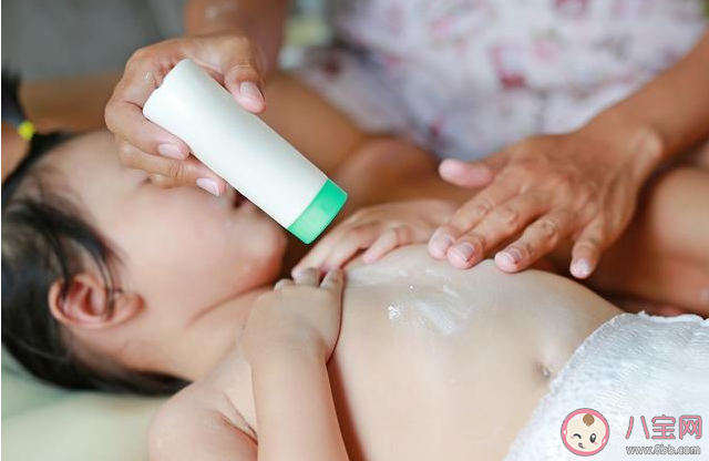 爽身粉對(duì)預(yù)防痱子有用嗎 夏天長(zhǎng)痱子怎么對(duì)癥處理預(yù)防