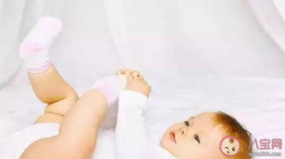 寶寶喜歡扯自己的襪子是為什么 寶寶襪子一穿就扯掉怎么辦