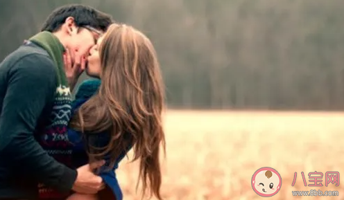 為什么男生接吻時是睜著眼睛 男生接吻睜著眼睛代表什么