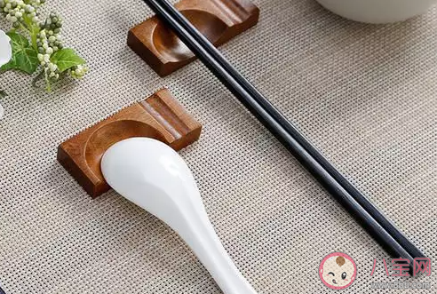 餐桌上的禁忌行為有哪些 正確的餐桌禮儀大全