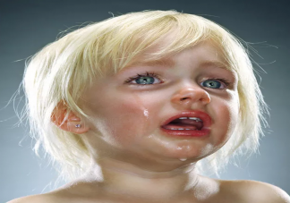 愛假哭的孩子更聰明嗎 怎么判斷孩子是不是假哭