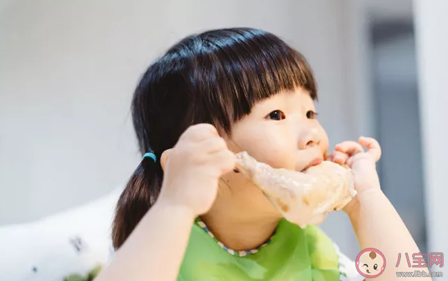 孩子一邊吃飯一邊看iPad要擔(dān)心消化不良嗎 如何讓孩子專心吃飯 孩子一邊吃飯一邊看iPad要擔(dān)心消化不良嗎 如何讓孩子專心吃飯