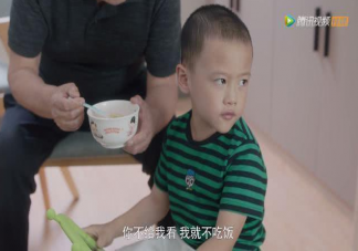 孩子一邊吃飯一邊看iPad要擔(dān)心消化不良嗎 如何讓孩子專心吃飯