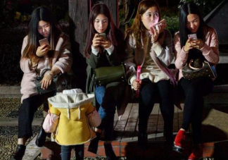 陪孩子時玩手機有什么危害 父母怎么成為陪玩高手