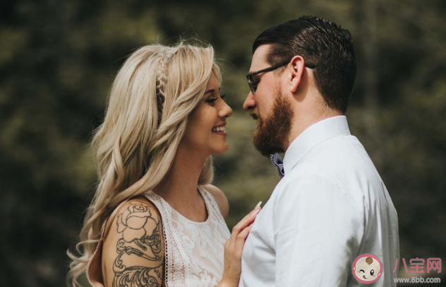 女生讓男生突然心動的一瞬間有哪些 女生哪些行為會讓男生心動 女生讓男生突然心動的一瞬間有哪些 女生哪些行為會讓男生心動