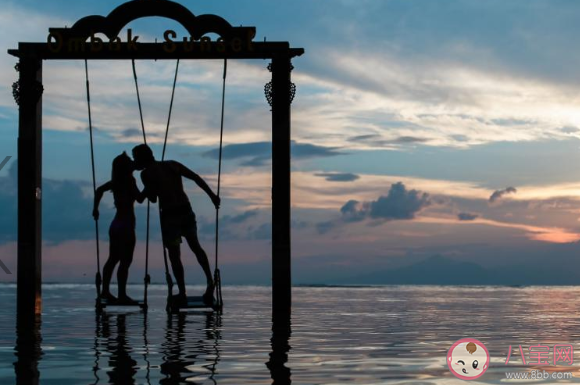 女生讓男生突然心動的一瞬間有哪些 女生哪些行為會讓男生心動 女生讓男生突然心動的一瞬間有哪些 女生哪些行為會讓男生心動