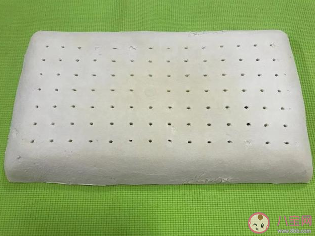 寶寶多大開始可以睡枕頭 太早給寶寶使用枕頭有什么危害