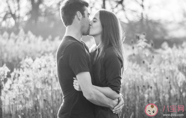 我比滿舒克還貪心不止想陪你過冬天是什么歌 《和我接吻》完整版歌詞在線聽歌