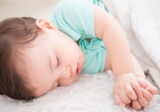 寶寶多大開始可以睡枕頭 太早給寶寶使用枕頭有什么危害