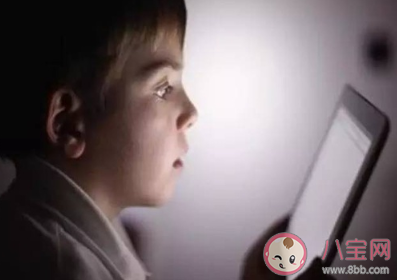 孩子哭鬧著要玩手機怎么辦 家長應該怎么應對