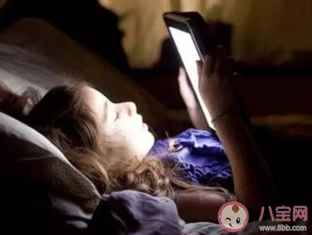 孩子哭鬧著要玩手機怎么辦 家長應(yīng)該怎么應(yīng)對