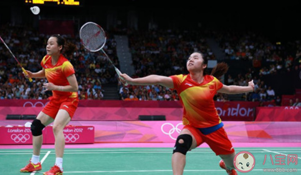 雙打羽毛球中間球誰來接 雙打羽毛球中間球怎么處理