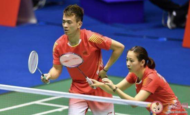 雙打羽毛球中間球誰來接 雙打羽毛球中間球怎么處理