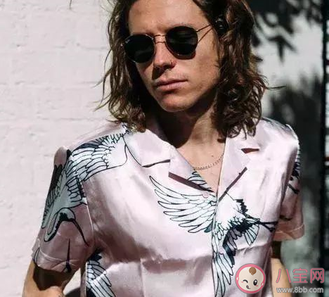 男生花襯衫怎么穿好看 男生穿花襯衫好嗎 男生花襯衫怎么穿好看 男生穿花襯衫好嗎