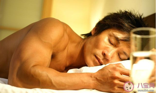 男人裸睡能提高性功能嗎 男人裸睡有什么好處