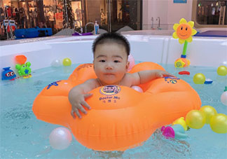 寶寶第一次游泳發(fā)的朋友圈句子 寶寶第一次學(xué)游泳媽媽心情說說