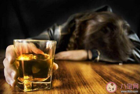 喝酒被爸媽撞見是什么體驗 當代青年喝酒的各種姿勢 喝酒被爸媽撞見是什么體驗 當代青年喝酒的各種姿勢