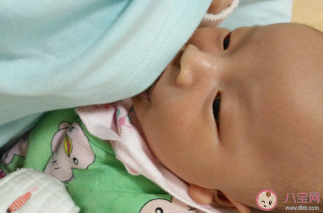 寶寶吃飽不知道吐乳頭怎么辦 寶寶吃飽不會吐乳頭