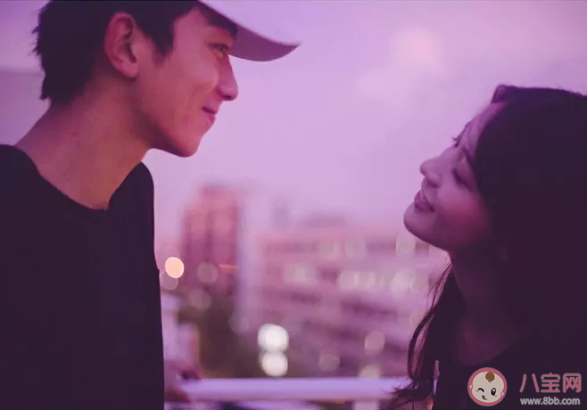 如何正確贊美女人獲得好感 男女相處不同階段贊美的方法 如何正確贊美女人獲得好感 男女相處不同階段贊美的方法