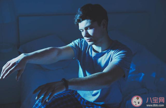 遇到夢游的人叫醒他會怎么樣 夢游的人被叫醒會變傻嗎