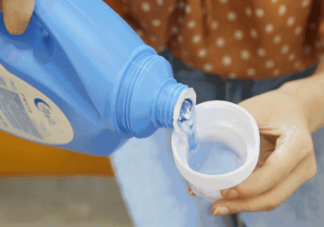 濕衣服上面有很多紙屑怎么處理 濕衣服粘上衛(wèi)生紙怎么去掉