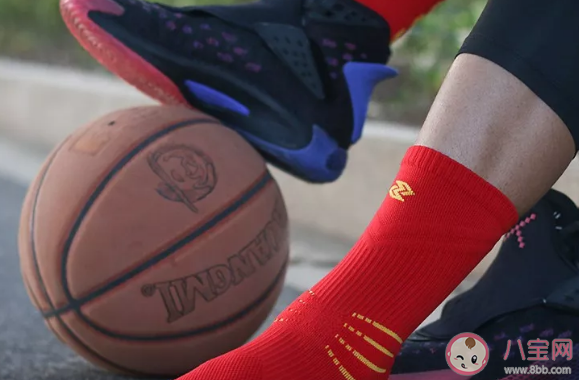 籃球襪怎么套在褲腳上 籃球襪怎么穿好看