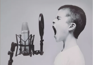 孩子幾歲學(xué)聲樂對(duì)聲帶影響小 學(xué)聲樂對(duì)嗓子有影響嗎