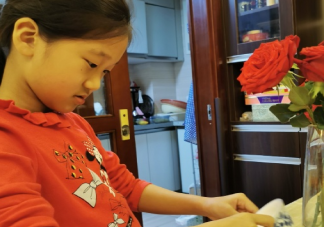 女兒洗碗的幸福感言句子 女兒洗碗發朋友圈說說