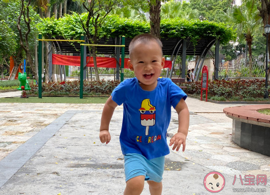 兒子太調皮了發朋友圈心情說說 形容兒子調皮幽默搞笑短句