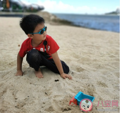 帶孩子去海邊發朋友圈的句子 孩子海邊玩耍的朋友圈說說 帶孩子去海邊發朋友圈的句子 孩子海邊玩耍的朋友圈說說