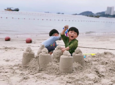 陪孩子去海邊玩的心情說說 發海邊陪孩子玩的說說