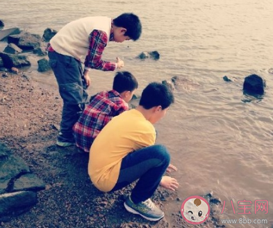 孩子在海邊玩的很開心的朋友圈 孩子海邊玩耍很嗨的朋友圈說說