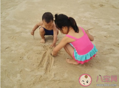 孩子在海邊玩的很開心的朋友圈 孩子海邊玩耍很嗨的朋友圈說說