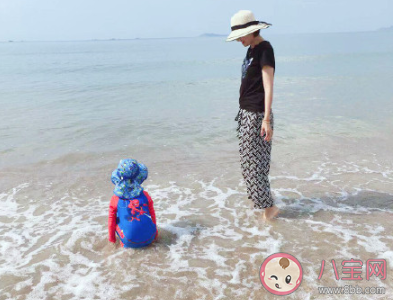 孩子在海邊玩的很開心的朋友圈 孩子海邊玩耍很嗨的朋友圈說說