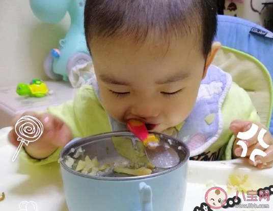 寶寶會自己吃飯的朋友圈說說 寶寶自己動手吃飯開心感言句子