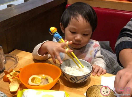 寶寶會自己吃飯的朋友圈說說 寶寶自己動手吃飯開心感言句子