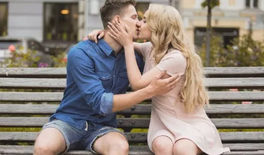 異性同事之間會(huì)日久生情嗎 同事間日久生情的表現(xiàn)