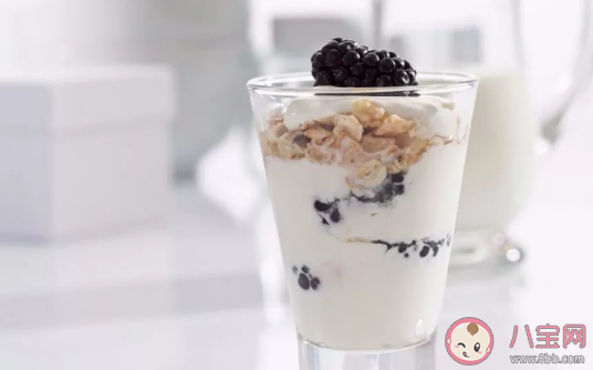 酸奶選擇脫脂的還是全脂的 酸奶脫脂和全脂區(qū)別是什么