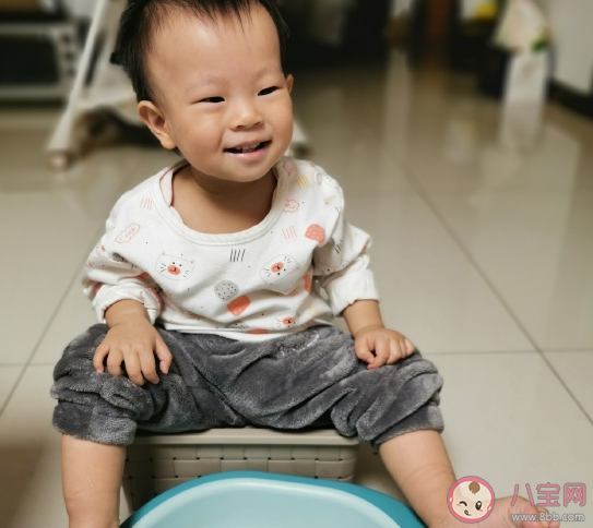 表達女兒自己洗腳朋友圈說說 女兒自己會洗腳了感慨文案