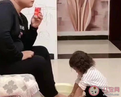 表達女兒自己洗腳朋友圈說說 女兒自己會洗腳了感慨文案