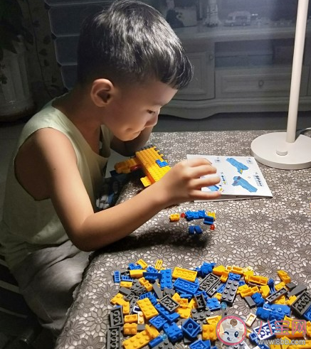 表揚(yáng)孩子拼樂高的說說 孩子自己拼完樂高夸獎(jiǎng)的話