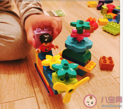 孩子成功完成樂高的朋友圈說說 孩子自己拼樂高成功了的說說