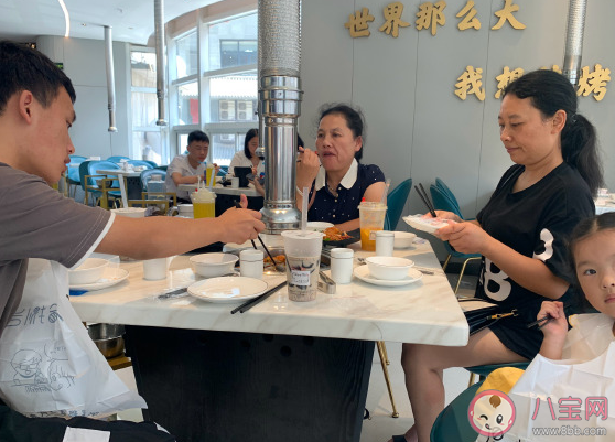 表達一家人在一起吃飯幸福溫馨的說說 陪家人一起吃飯聚餐的短句